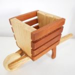 Mini carriola de madeira - MIOLA DESIGN - ARTESANATO EM MADEIRA